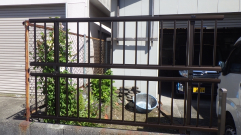 【水俣古賀町店】2段縦格子仕様　フェンス取付工事